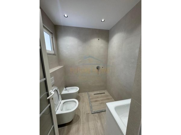 Shitet, Apartament 3+1+2, Fresku, Tiranë.