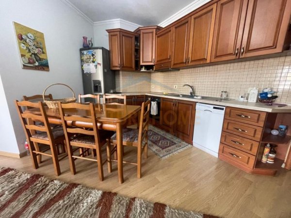 Qera, Apartament 3+1+2, Xhamia e Tabakëve, Tiranë.