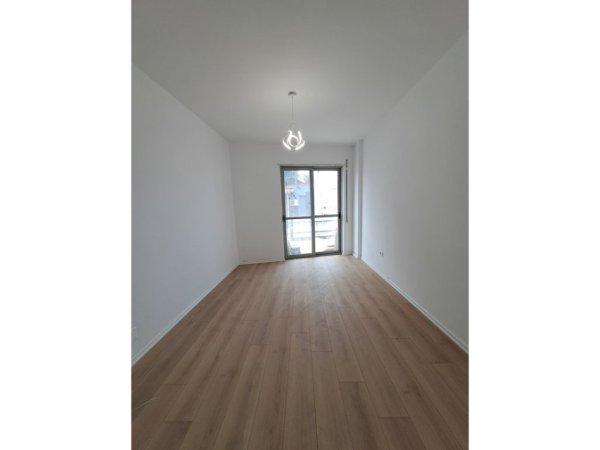 Shitet, Apartament 2+1, Komuna e Parisit, Tirane.
