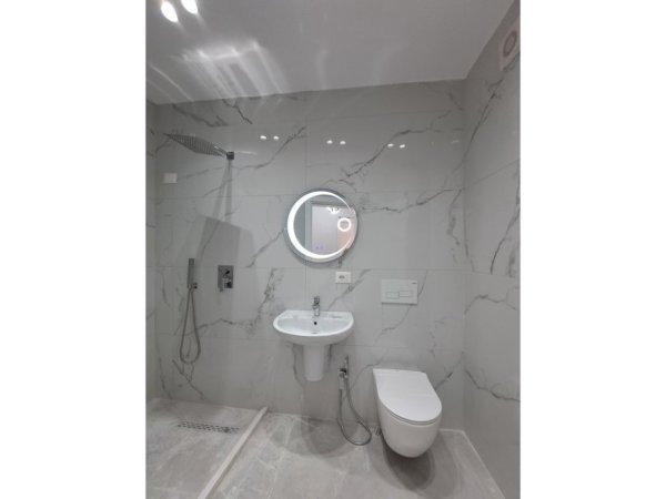 Shitet, Apartament 2+1, Komuna e Parisit, Tirane.