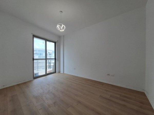 Shitet, Apartament 2+1, Komuna e Parisit, Tirane.