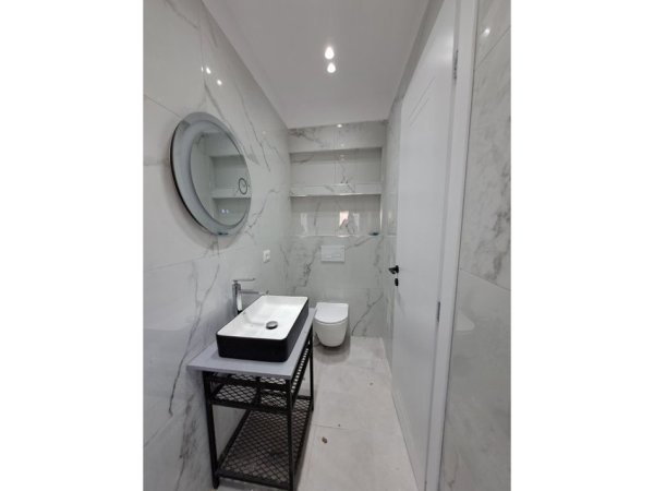 Shitet, Apartament 2+1, Komuna e Parisit, Tirane.