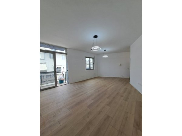 Shitet, Apartament 2+1, Komuna e Parisit, Tirane.