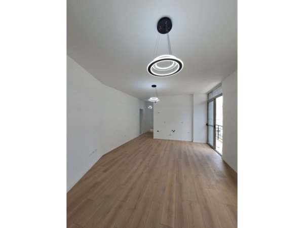 Shitet, Apartament 2+1, Komuna e Parisit, Tirane.