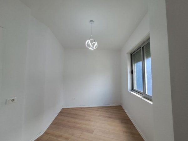 Shitet, Apartament 2+1, Komuna e Parisit, Tirane.