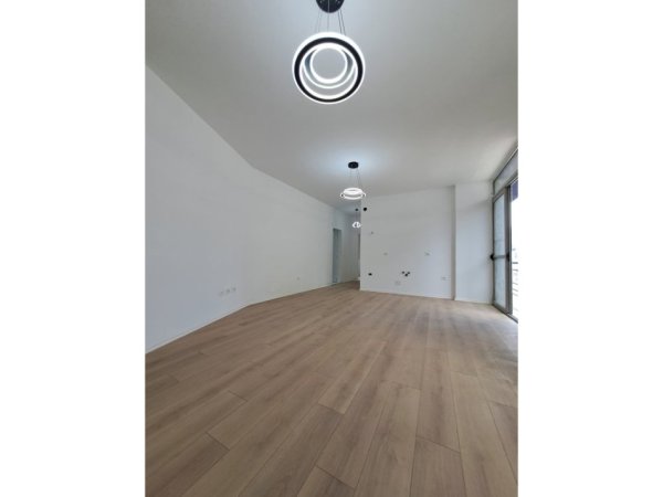 Shitet, Apartament 2+1, Komuna e Parisit, Tirane.