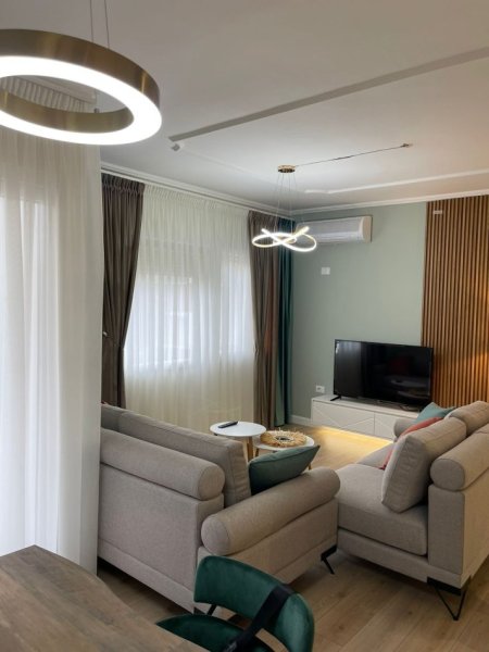 Tirane, jepet me qera apartament 2+1 Kati 3, 110 m² 900 € (Kristal Center)