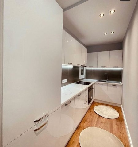 Tirane, jepet me qera apartament 2+1 Kati 2, 90 m² 700 € (21 Dhjetori , Rruga Frosina Plaku)