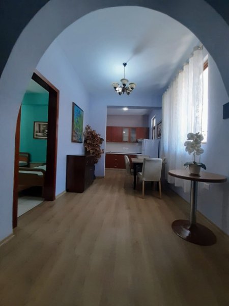 Tirane, jepet me qera Vile 2+1 Kati 3, 75 m² 350 € (Kombinat)