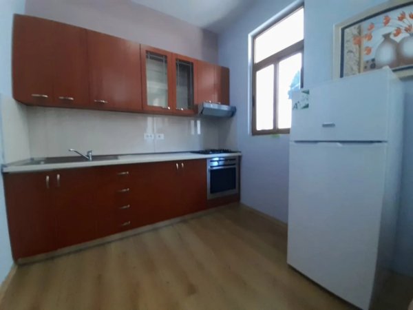 Tirane, jepet me qera Vile 2+1 Kati 3, 75 m² 350 € (Kombinat)