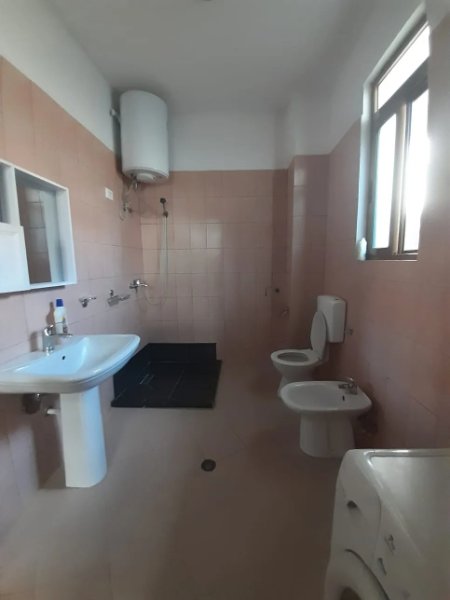 Tirane, jepet me qera Vile 2+1 Kati 3, 75 m² 350 € (Kombinat)