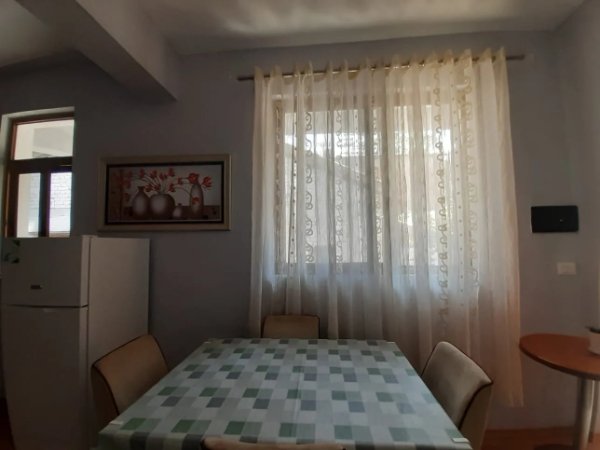 Tirane, jepet me qera Vile 2+1 Kati 3, 75 m² 350 € (Kombinat)