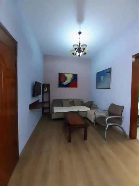 Tirane, jepet me qera Vile 2+1 Kati 3, 75 m² 350 € (Kombinat)