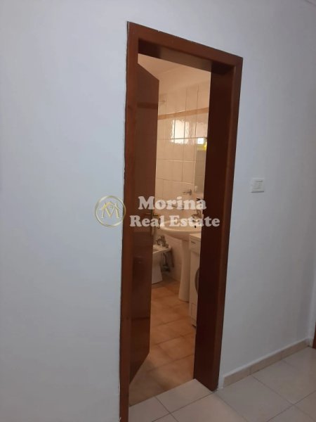 Tirane, jepet me qera apartament 2+1+Ballkon Kati 3, 85 m² 600 € (Bllok)