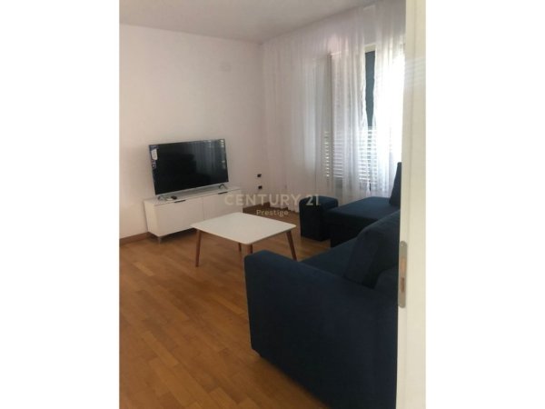 Tirane, jepet me qera apartament 2+1 Kati 2, 120 m² 500 € 