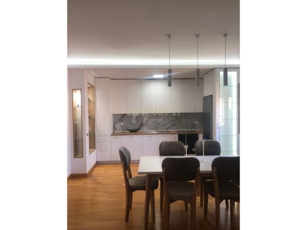 Tirane, jepet me qera apartament 2+1 Kati 2, 120 m² 500 € 