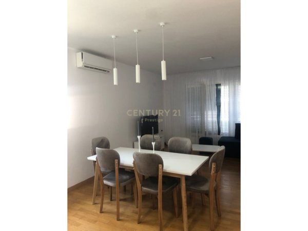 Tirane, jepet me qera apartament 2+1 Kati 2, 120 m² 500 € 