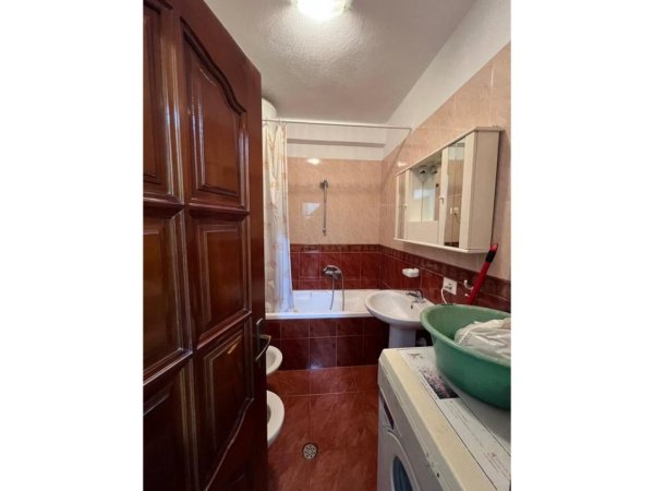 Tirane, jepet me qera apartament 1+1 Kati 2, 60 m² 550 € (Rr.Vllazen Huta)