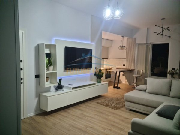 Tirane, jepet me qera apartament+verande | Penthouse 3+1 Kati 7, 135 m² 600 € (Freskut, pranë Pastiçeri Melisa)