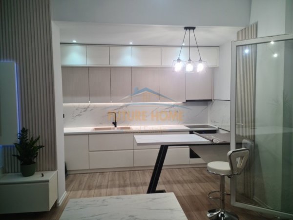 Tirane, jepet me qera apartament+verande | Penthouse 3+1 Kati 7, 135 m² 600 € (Freskut, pranë Pastiçeri Melisa)