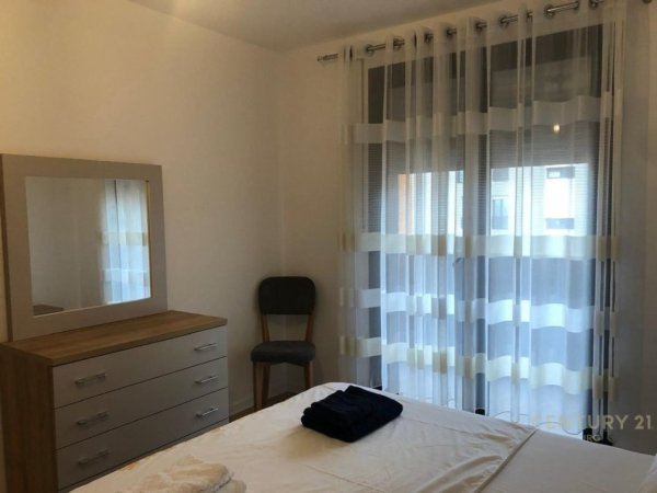 Tirane, jepet me qera apartament 1+1 Kati 8, 67 m² 500 € (Rr.Kongresi i Manastirit)