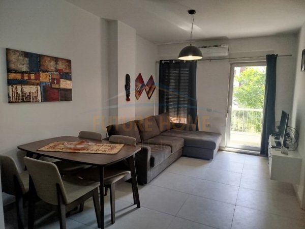 Qera, Apartament 1+1, ish Parku i Autobusave, Tiranë
