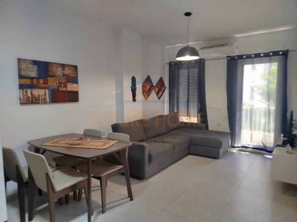 Qera, Apartament 1+1, ish Parku i Autobusave, Tiranë