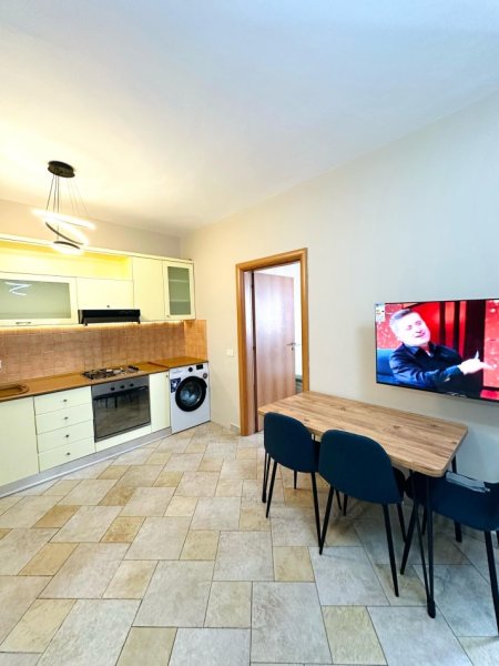Tirane, jepet me qera apartament 1+1+Ballkon Kati 15, 60 m² 550 € (9 Katshet)