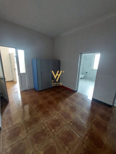Tirane, jepet me qera apartament 2+1+Ballkon Kati 1, 168 m² 400 € (rruga isuf elezi)
