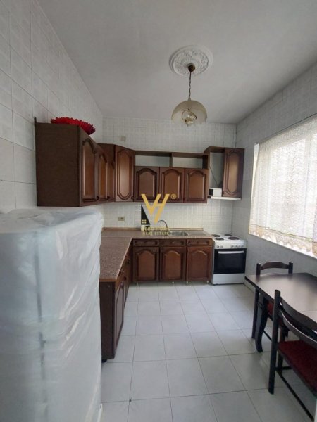 Tirane, jepet me qera apartament 2+1+Ballkon Kati 1, 168 m² 400 € (rruga isuf elezi)