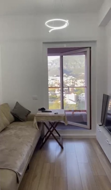 Tirane, jepet me qera apartament 1+1+Ballkon Kati 7, 50 m² 380 € (Mangalem , Ali Dem)