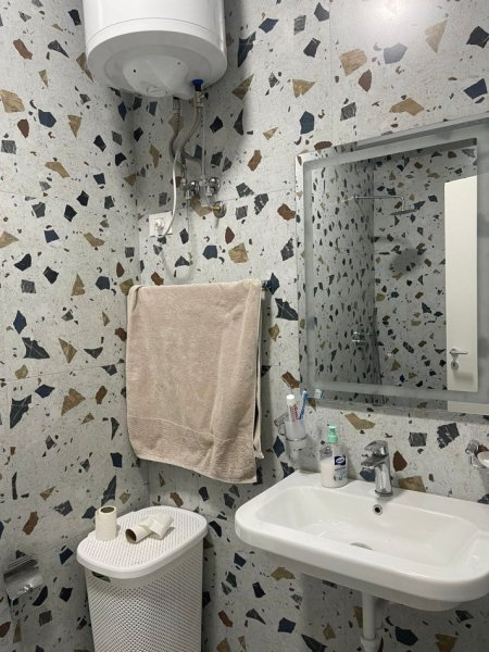 Tirane, jepet me qera apartament 1+1+Ballkon Kati 7, 50 m² 380 € (Mangalem , Ali Dem)