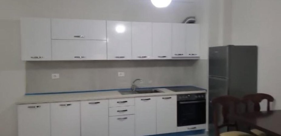 Tirane, jepet me qera apartament 1+1+Ballkon Kati 10, 70 m² 400 € (GOLDEN PARK AMERIKAN 3)