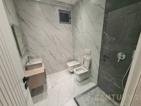 Tirane, jepet me qera apartament 1+1 Kati 8, 80 m² 500 € (Rr.Teodor Keko)