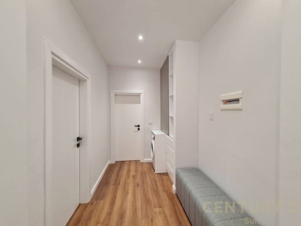 Tirane, jepet me qera apartament 1+1 Kati 8, 80 m² 500 € (Rr.Teodor Keko)