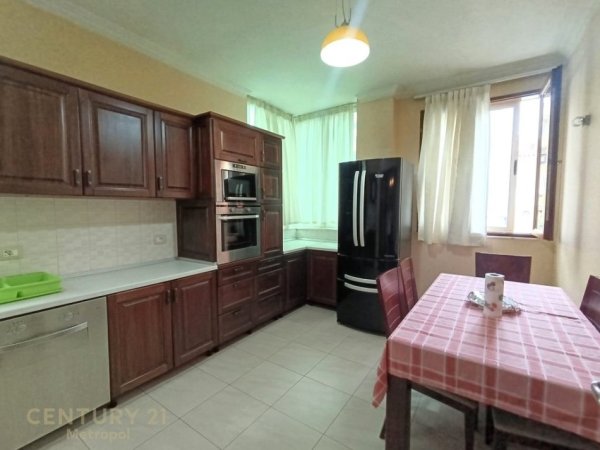 Tirane, jepet me qera apartament duplex Dublex , 163 m² 700 € 