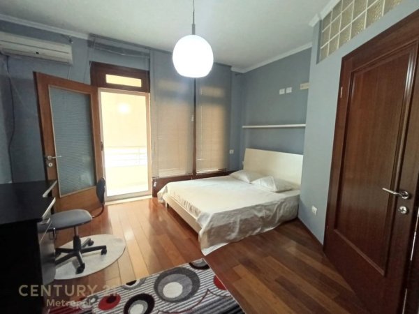 Tirane, jepet me qera apartament duplex Dublex , 163 m² 700 € 