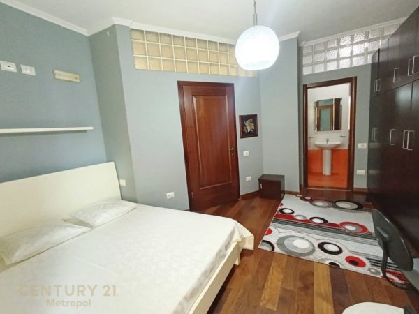 Tirane, jepet me qera apartament duplex Dublex , 163 m² 700 € 