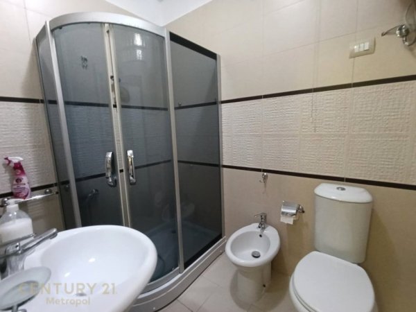 Tirane, jepet me qera apartament duplex Dublex , 163 m² 700 € 