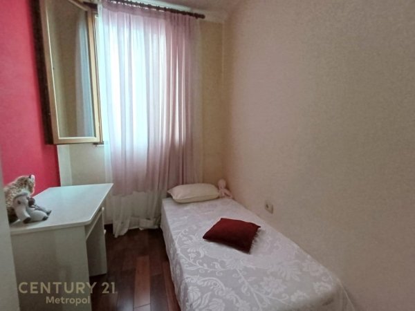 Tirane, jepet me qera apartament duplex Dublex , 163 m² 700 € 