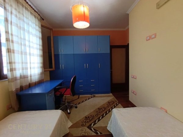 Tirane, jepet me qera apartament duplex Dublex , 163 m² 700 € 