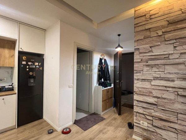 Tirane, jepet me qera apartament 1+1 Kati 1, 54 m² 500 € (Rr.Xhon Kenedi)