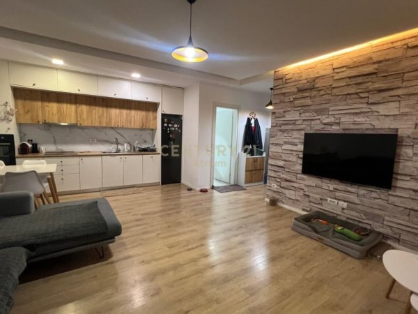 Tirane, jepet me qera apartament 1+1 Kati 1, 54 m² 500 € (Rr.Xhon Kenedi)