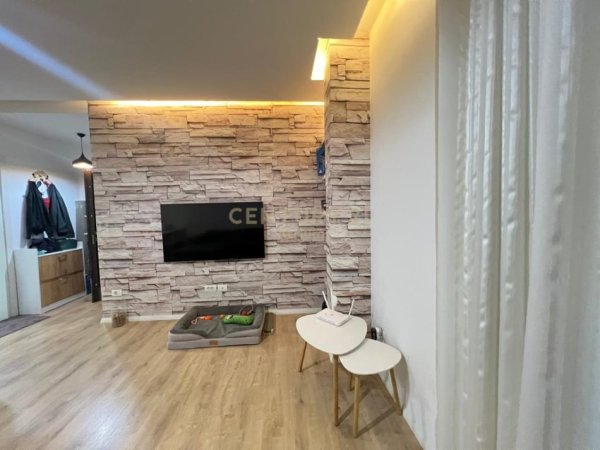 Tirane, jepet me qera apartament 1+1 Kati 1, 54 m² 500 € (Rr.Xhon Kenedi)