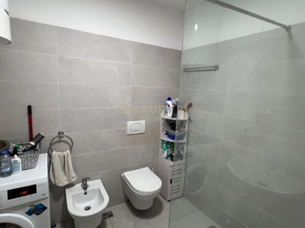 Tirane, jepet me qera apartament 1+1 Kati 1, 54 m² 500 € (Rr.Xhon Kenedi)