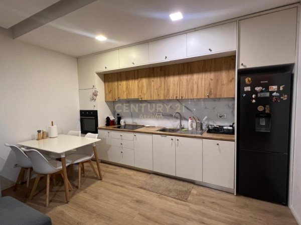 Tirane, jepet me qera apartament 1+1 Kati 1, 54 m² 500 € (Rr.Xhon Kenedi)
