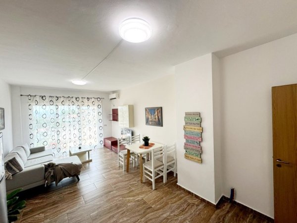 Tirane, jepet me qera apartament 1+1+Ballkon Kati 6, 65 m² 400 € 