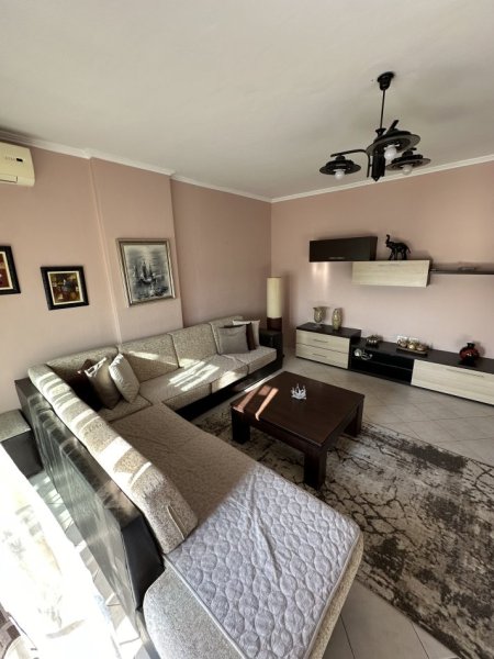 Tirane, jepet me qera apartament 2+1+Ballkon Kati 8, 90 m² 550 € (Ish Sheshi Shqiponja , Rruga Dritan Hoxha)