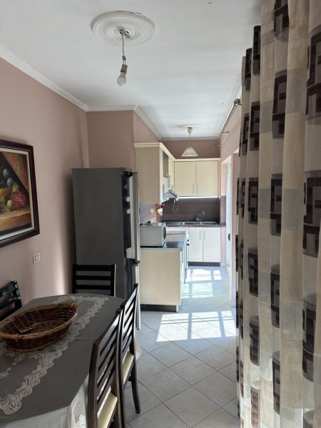 Tirane, jepet me qera apartament 2+1+Ballkon Kati 8, 90 m² 550 € (Ish Sheshi Shqiponja , Rruga Dritan Hoxha)