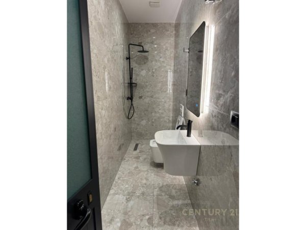 Tirane, jepet me qera apartament 1+1 Kati 1, 65 m² 600 € (Rr.Hamdi Sina)